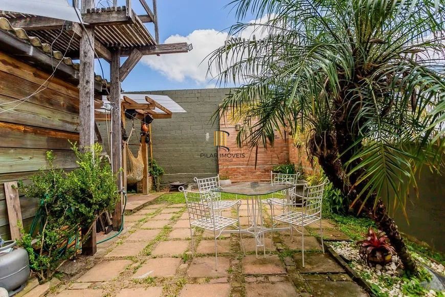 Casa térrea com 3 dormitórios, amplo pátio e 2 vagas de garagem cobertas.