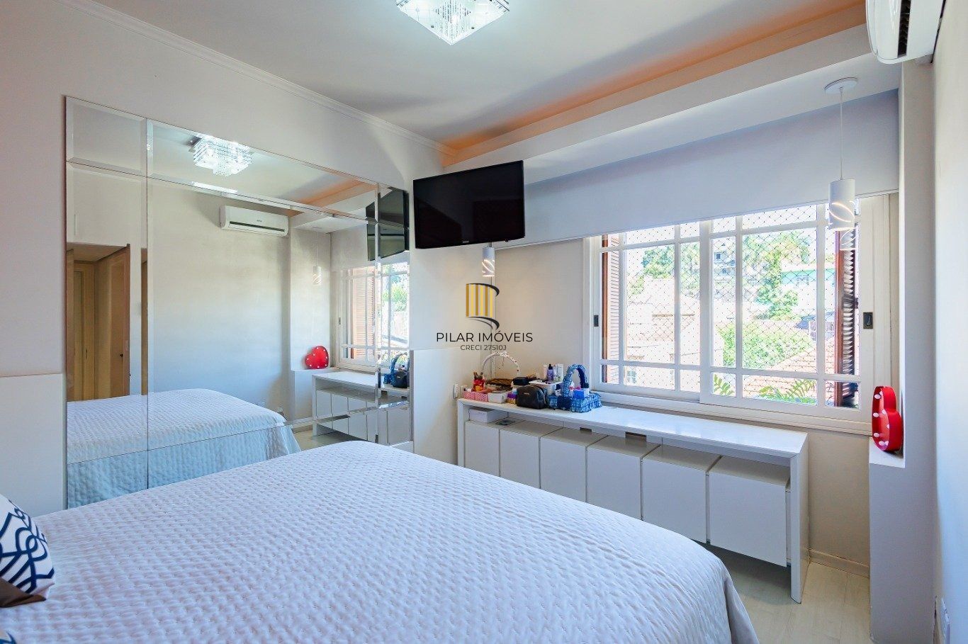 Amplo apartamento semimobiliado com lareira e 2 vagas