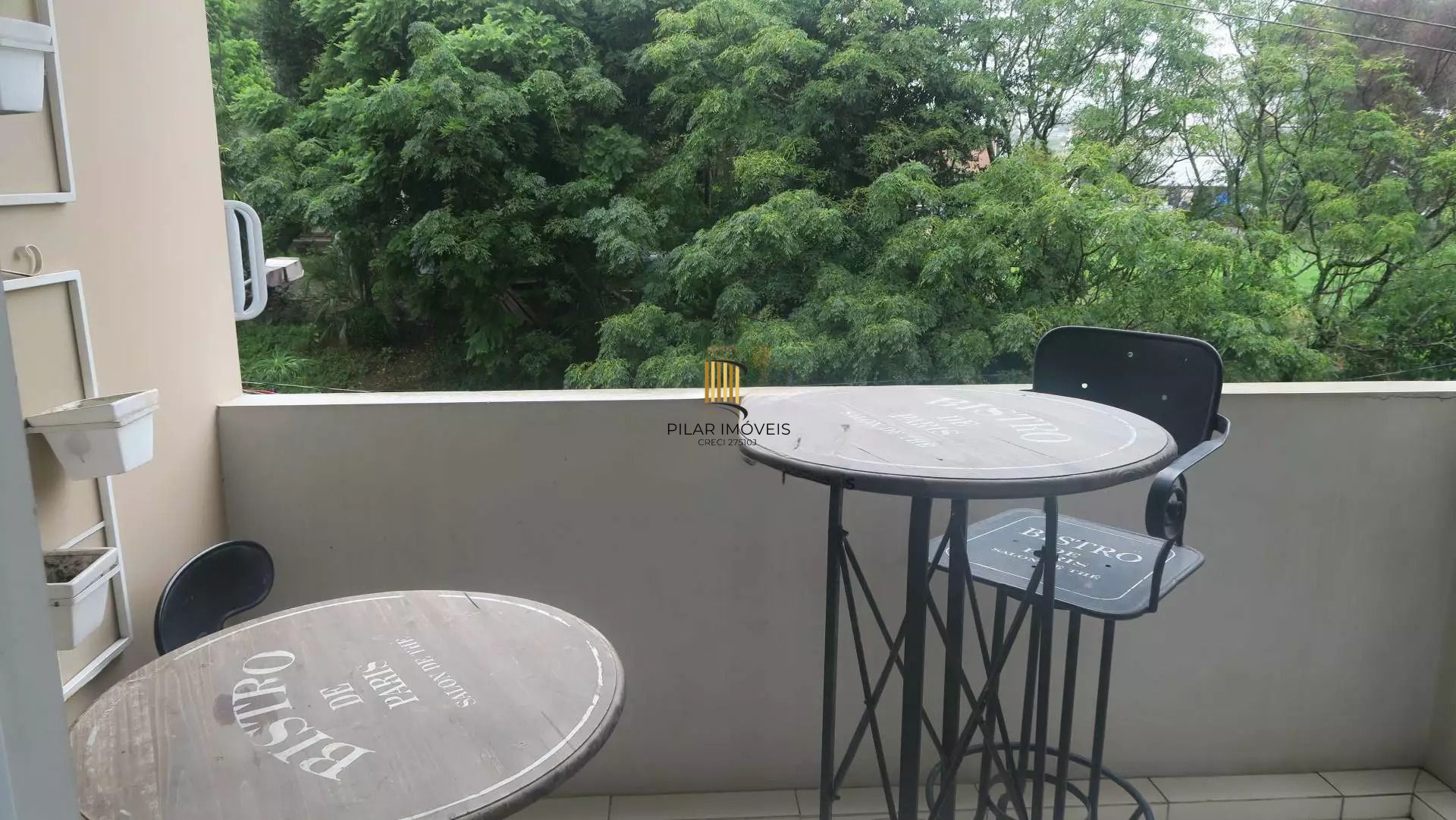 Apartamento com 3 dormitórios, suíte e churrasqueira.