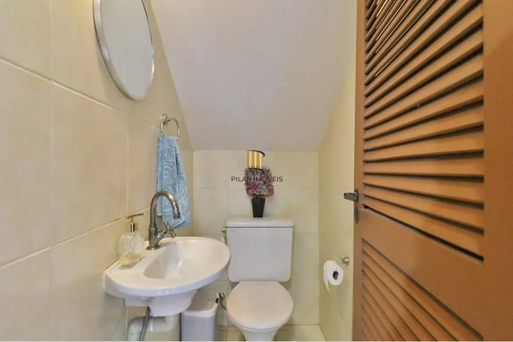 Casa térrea com 2 dormitórios, lavabo, espaço gourmet e 2 vagas.