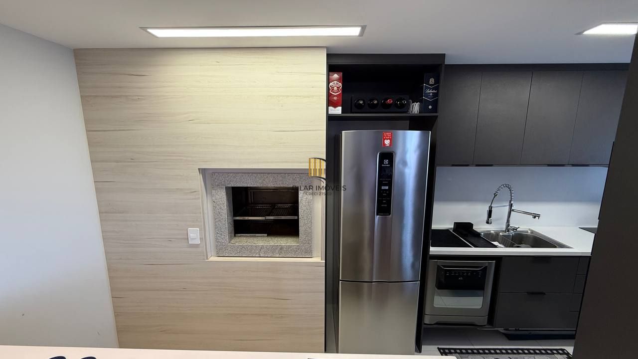 Apartamento mobiliado de 2 dormitórios com suíte e 2 vagas no Petrópolis