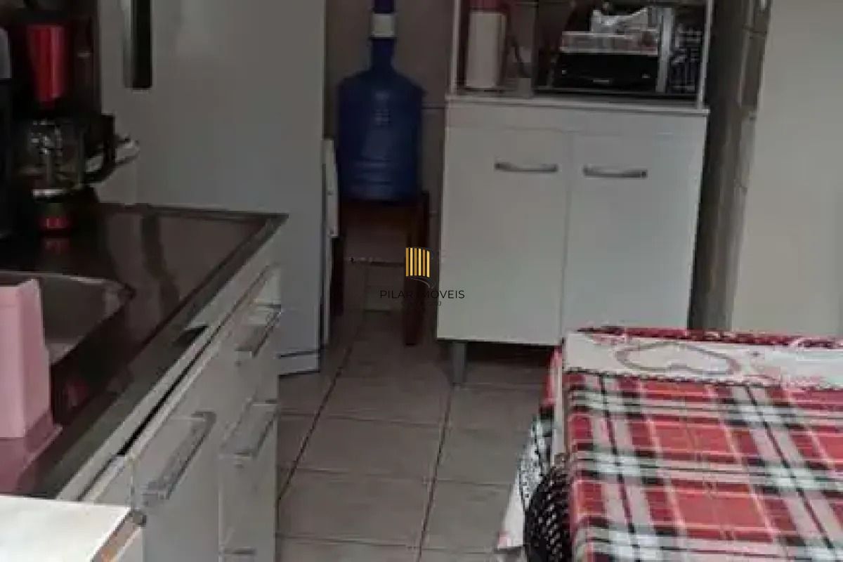 Apartamento com 2 dormitórios semimobiliado.