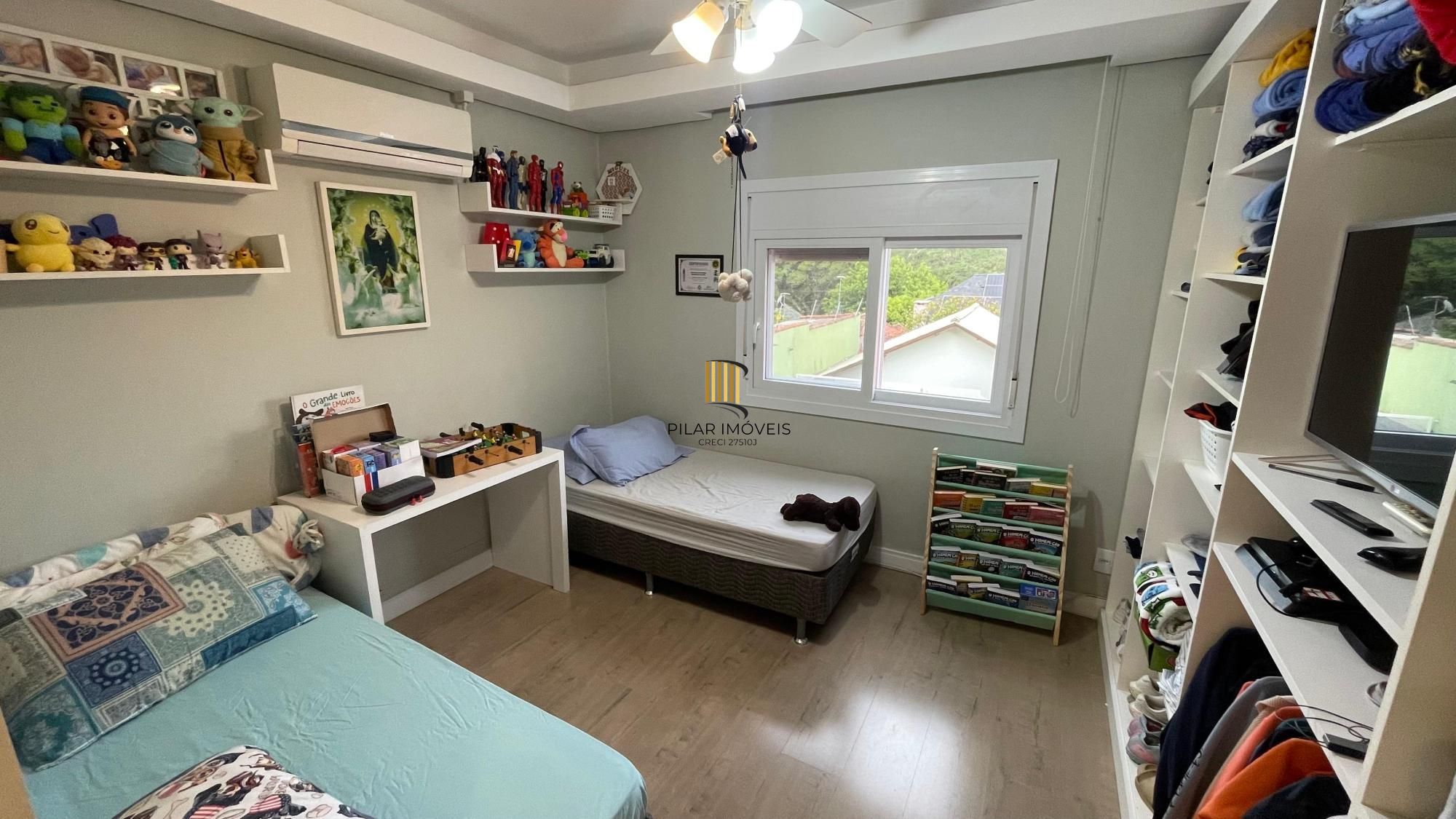 Casa térrea 100% mobiliada com 3 dormitórios, suíte, piscina e 3 vagas.