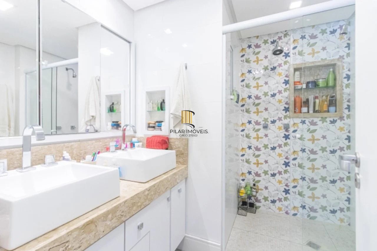 Apartamento com 3 dormitórios, 2 banheiros sociais e 2 vagas.