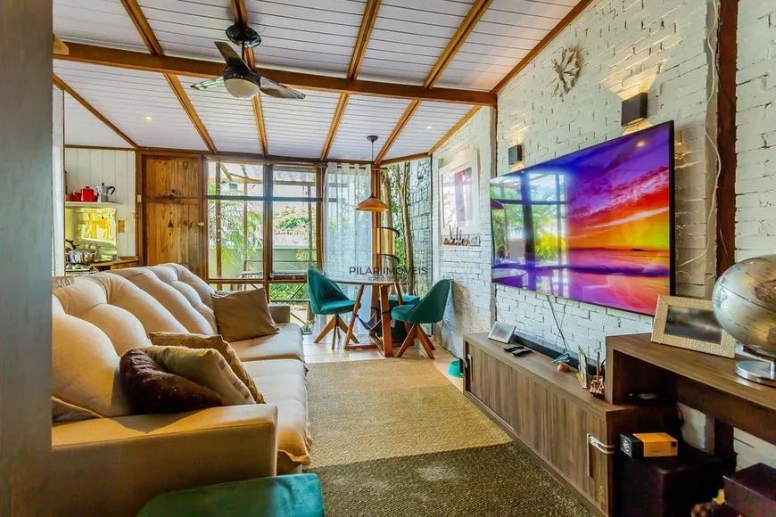 Casa térrea com 3 dormitórios, amplo pátio e 2 vagas de garagem cobertas.