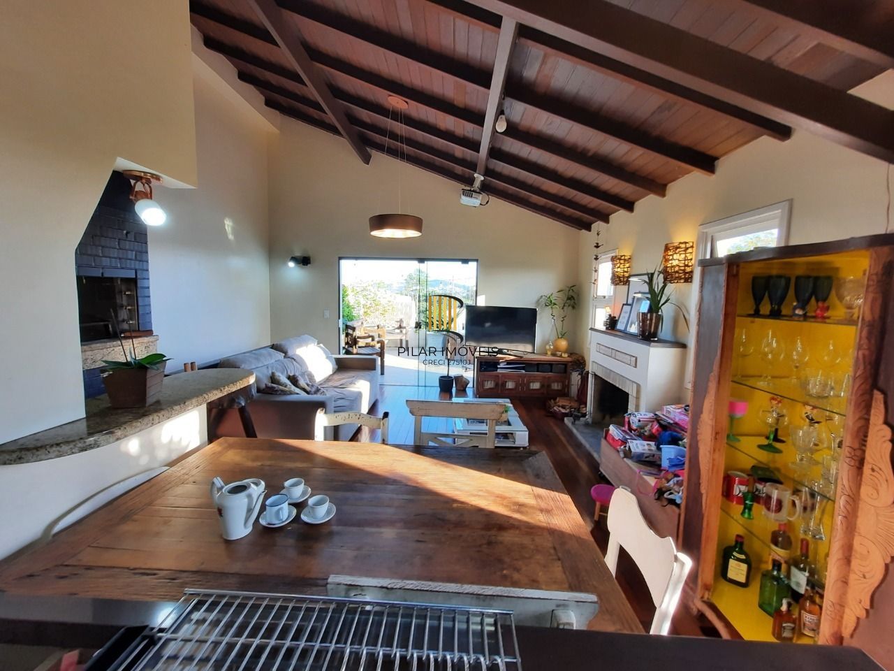 Cobertura com 3 dormitórios, suíte, piscina e churrasqueira.