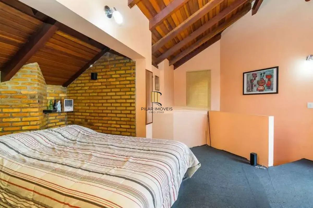 Casa térrea com 5 dormitórios, 2 suítes, 3 vagas.