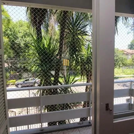 Apartamento com 2 dormitórios, banheiro auxiliar e 2 vagas cobertas.