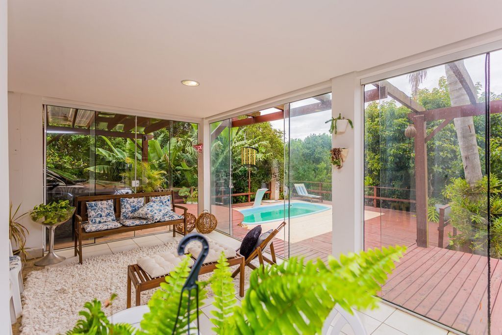 Casa em Condomínio com 3 dormitórios, suíte e 2 vagas cobertas.