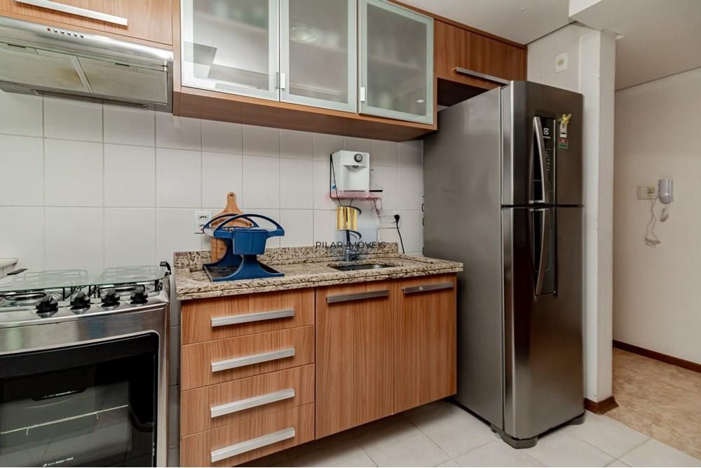 Apartamento com 3 dormitórios (sendo 1 suíte), 2 banheiros, lareira, churrasqueira e 2 vagas de garagem.