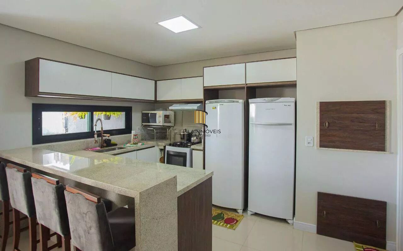 Casa em condomínio com 3 dormitórios, suíte e 2 vagas.