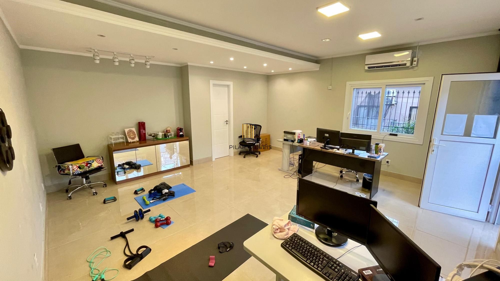 Casa térrea 100% mobiliada com 3 dormitórios, suíte, piscina e 3 vagas.