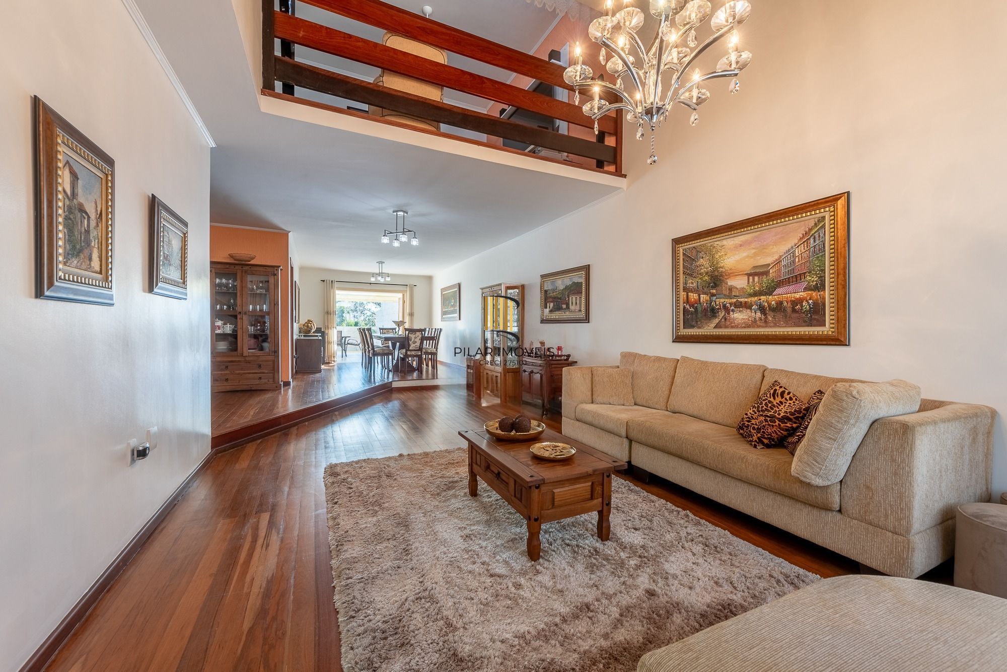 Casa com 5 Dormitórios, Suíte Master e Piscina no Jardim Planalto