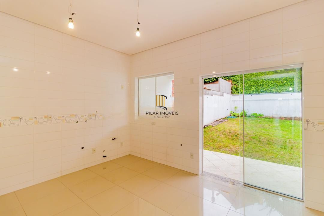 Casa com 3 dormitórios, suíte, lavabo e amplo pátio.