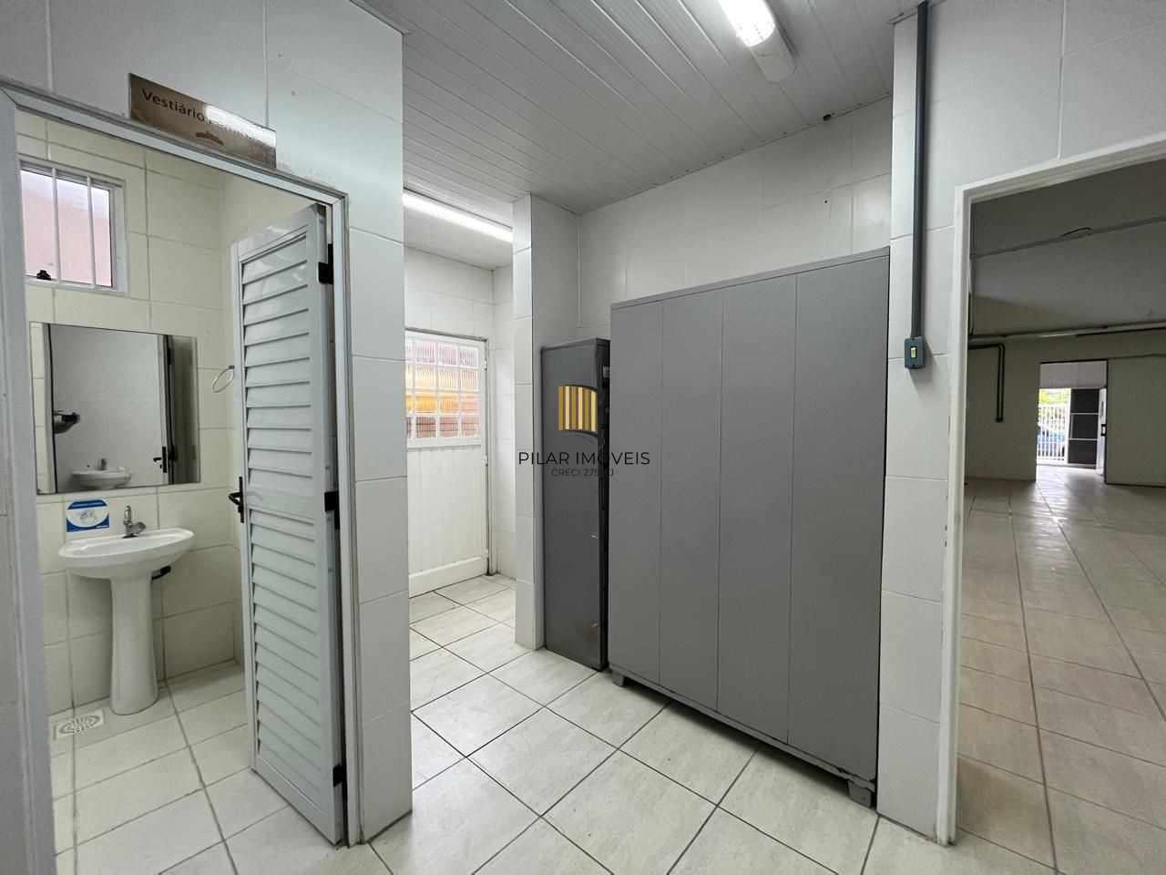 Prédio Comercial à venda com 5 salas, 400m², 6 vagas, Rua Laudelino Freire no bairro Sarandi em Porto Alegre