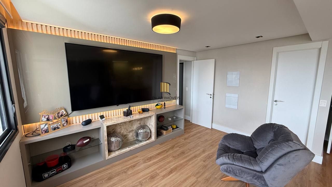 Apartamento mobiliado de 2 dormitórios com suíte e 2 vagas no Petrópolis