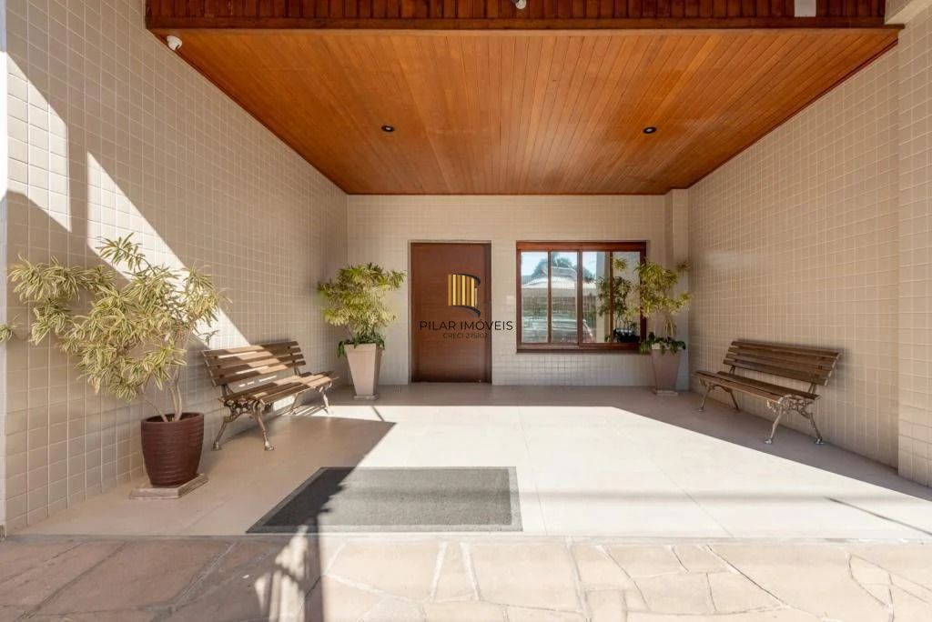 Cobertura com 3 dormitórios, suíte, piscina e churrasqueira.