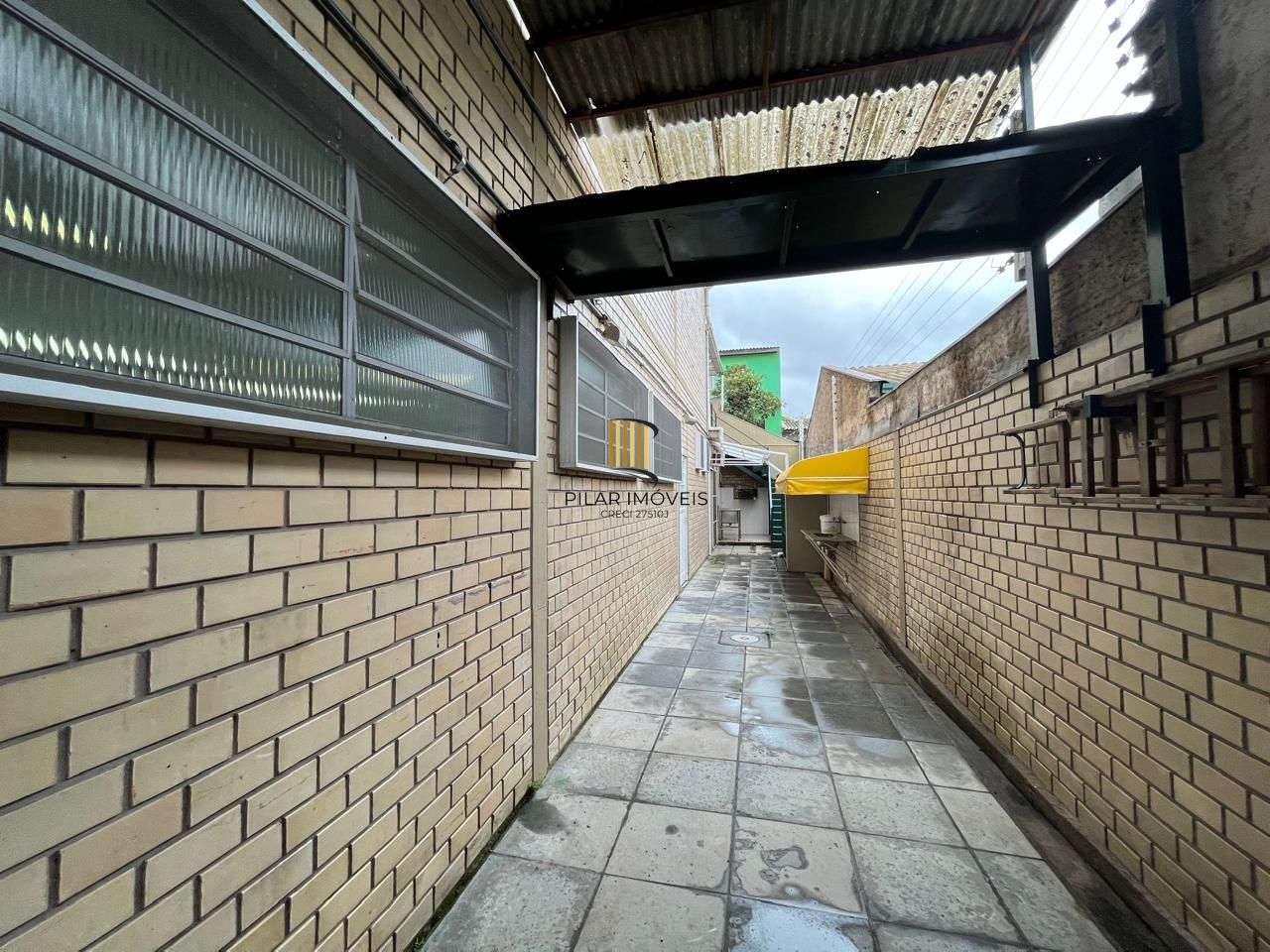 Prédio Comercial à venda com 5 salas, 400m², 6 vagas, Rua Laudelino Freire no bairro Sarandi em Porto Alegre