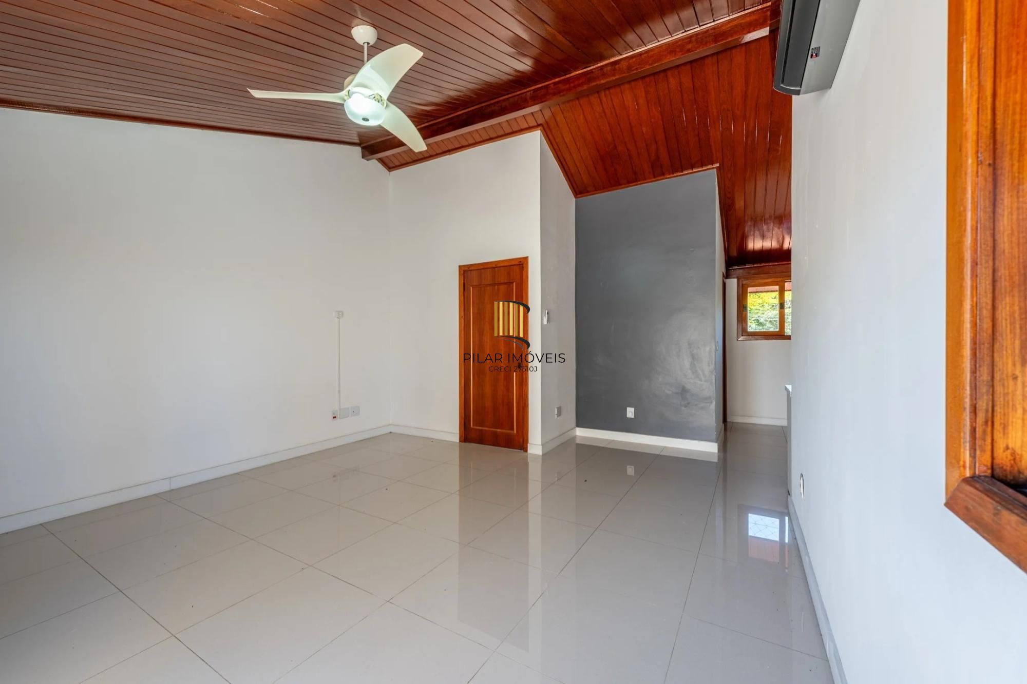 Casa em condomínio com 3 dormitórios, suíte e 2 vagas.