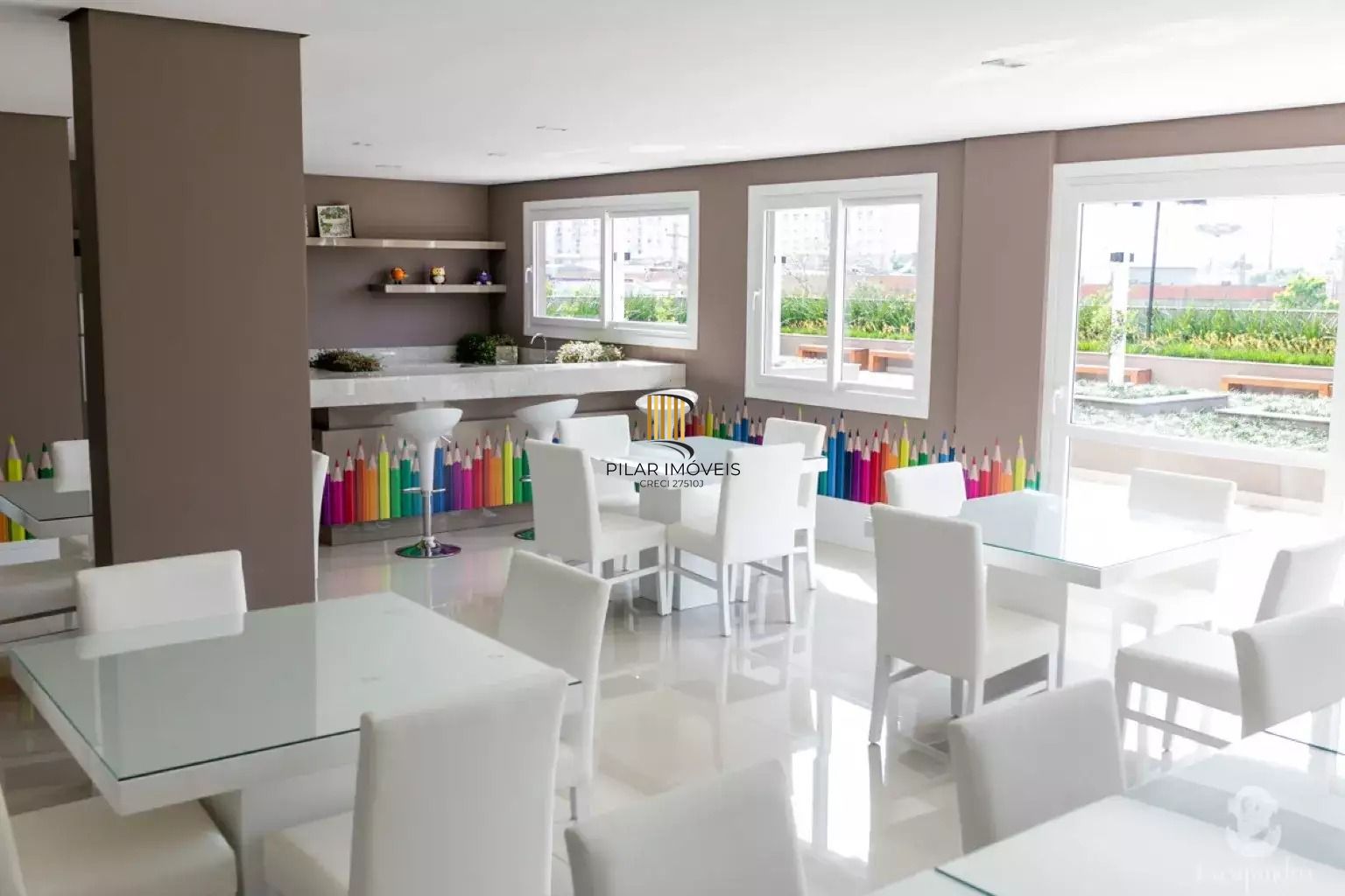 Apartamento de 2 Dormitórios, suíte, churrasqueira e 2 vagas.