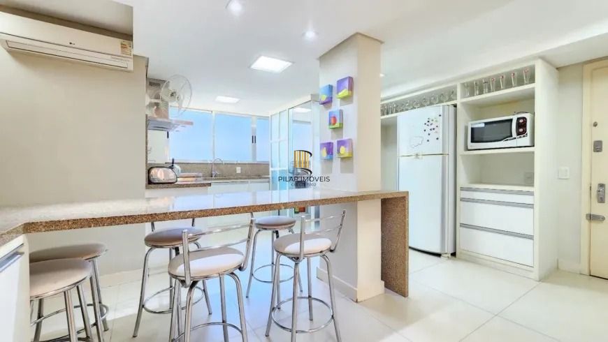 Apartamento 3 dormitórios, suíte, semimobiliado e duas vagas de garagem.