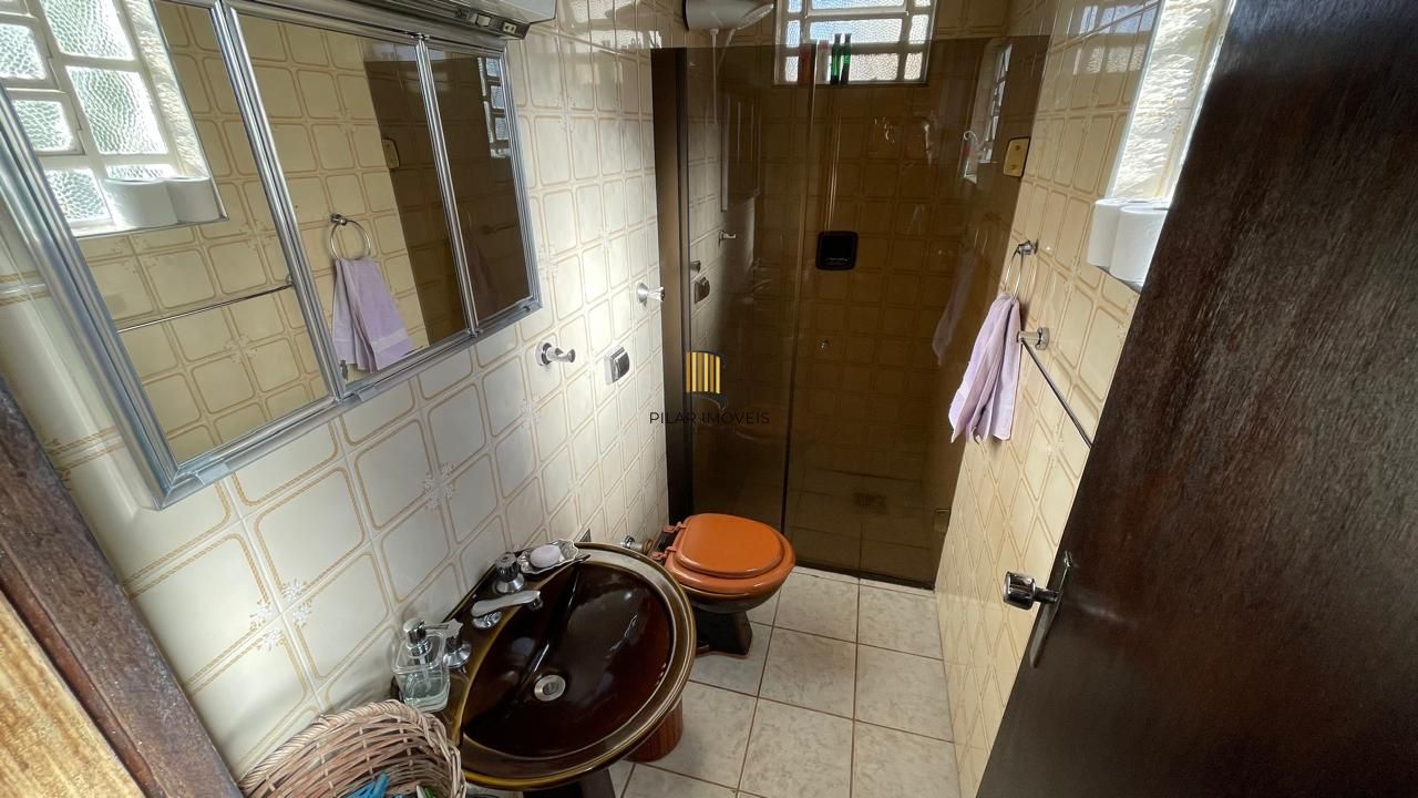 Casa com pátio com 3 dormitórios, 2 banheiros e 4 vagas.