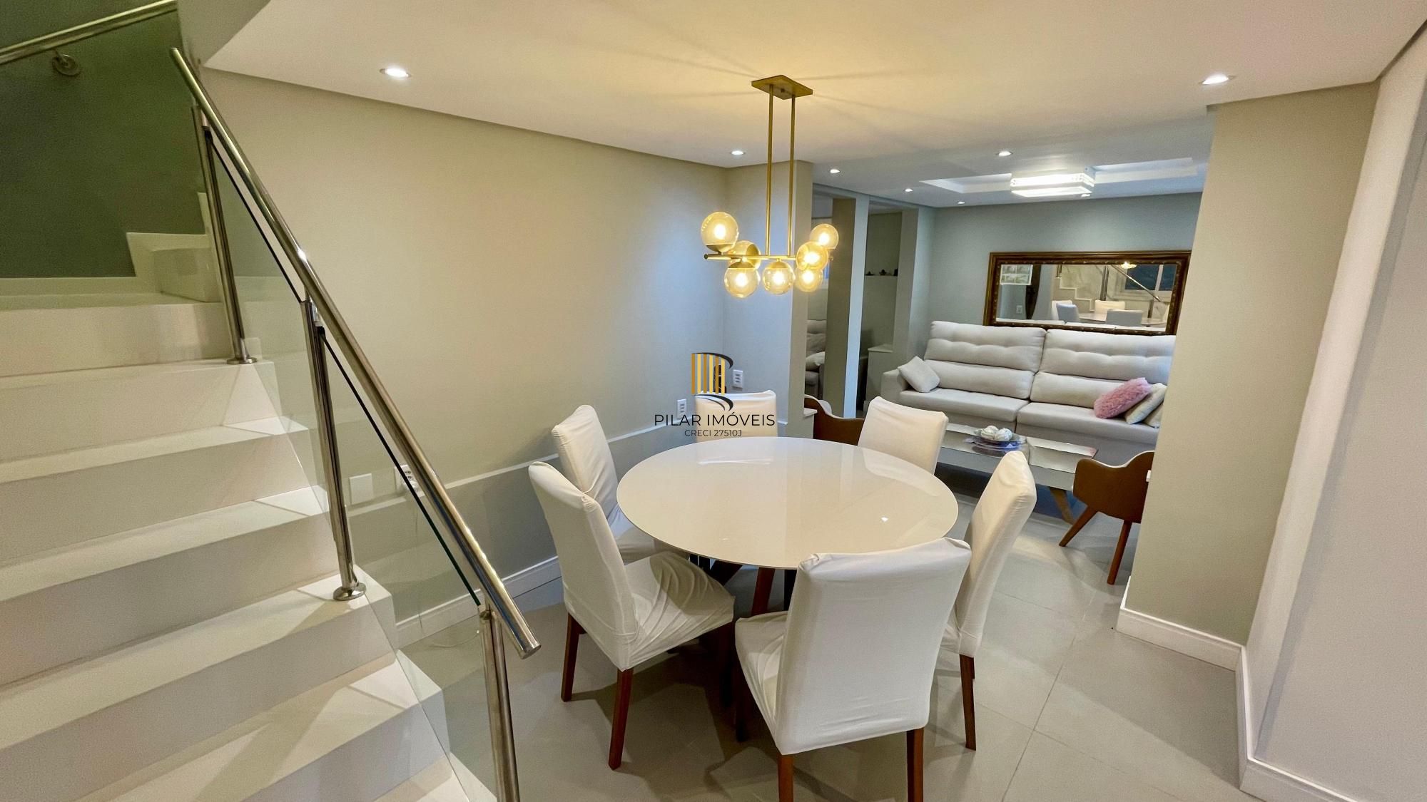 Casa térrea 100% mobiliada com 3 dormitórios, suíte, piscina e 3 vagas.