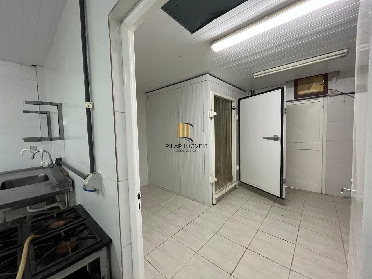 Prédio Comercial à venda com 5 salas, 400m², 6 vagas, Rua Laudelino Freire no bairro Sarandi em Porto Alegre