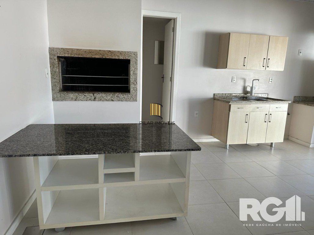 Casa reformada com pátio e espaço gourmet em frente à praça