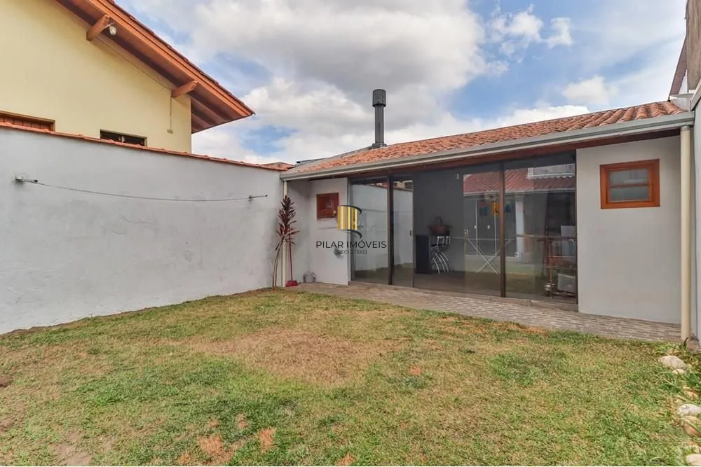 Casa térrea com 2 dormitórios, lavabo, espaço gourmet e 2 vagas.