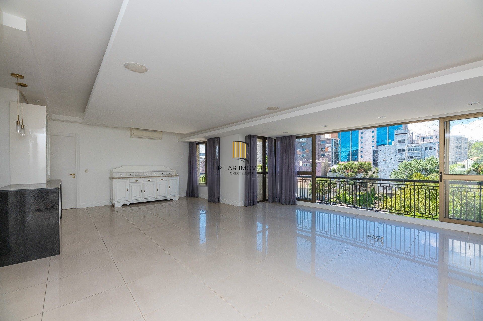 Com 169m² privativos, 03 suítes, 2 vagas na Rua Marques o Pombal- Moinhos de Vento