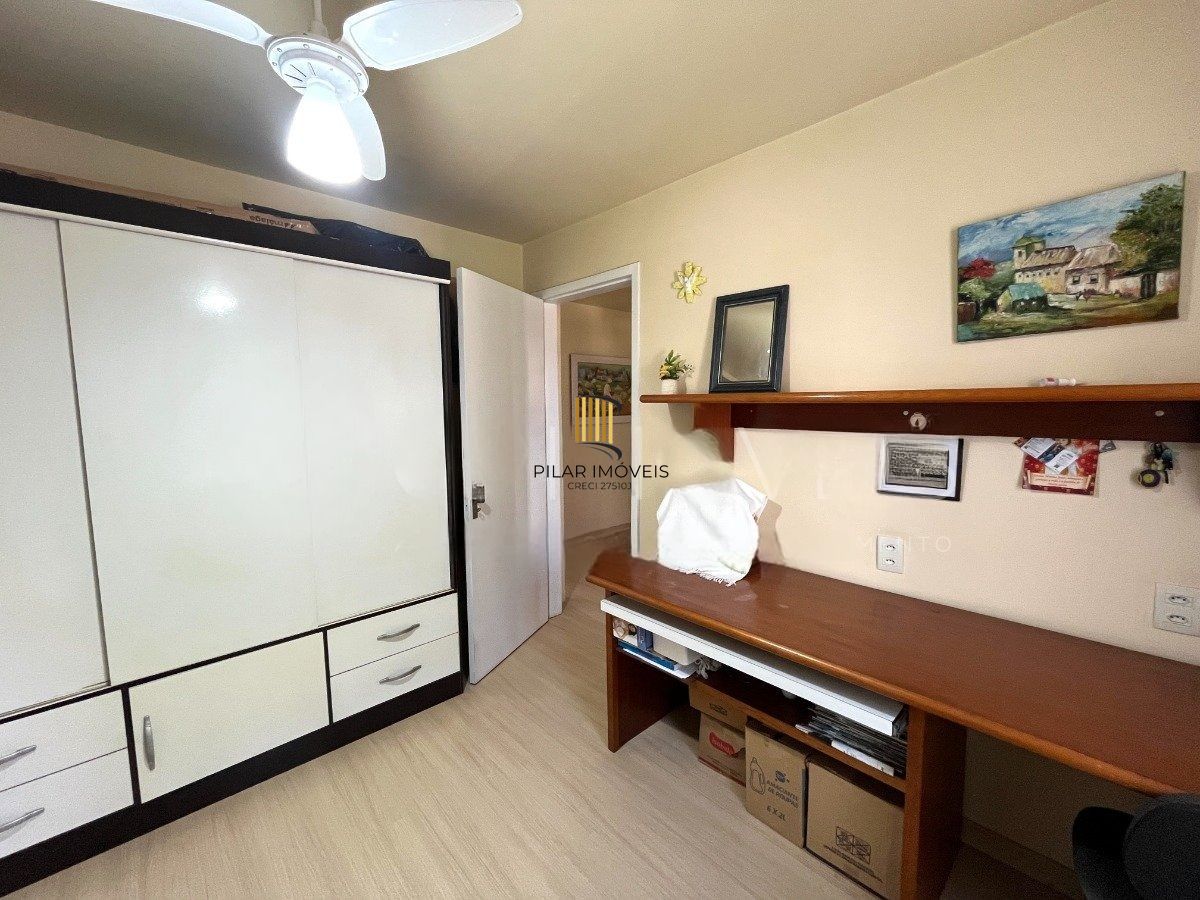 Casa com 3 dormitórios, suíte, 3 vagas de garagem.