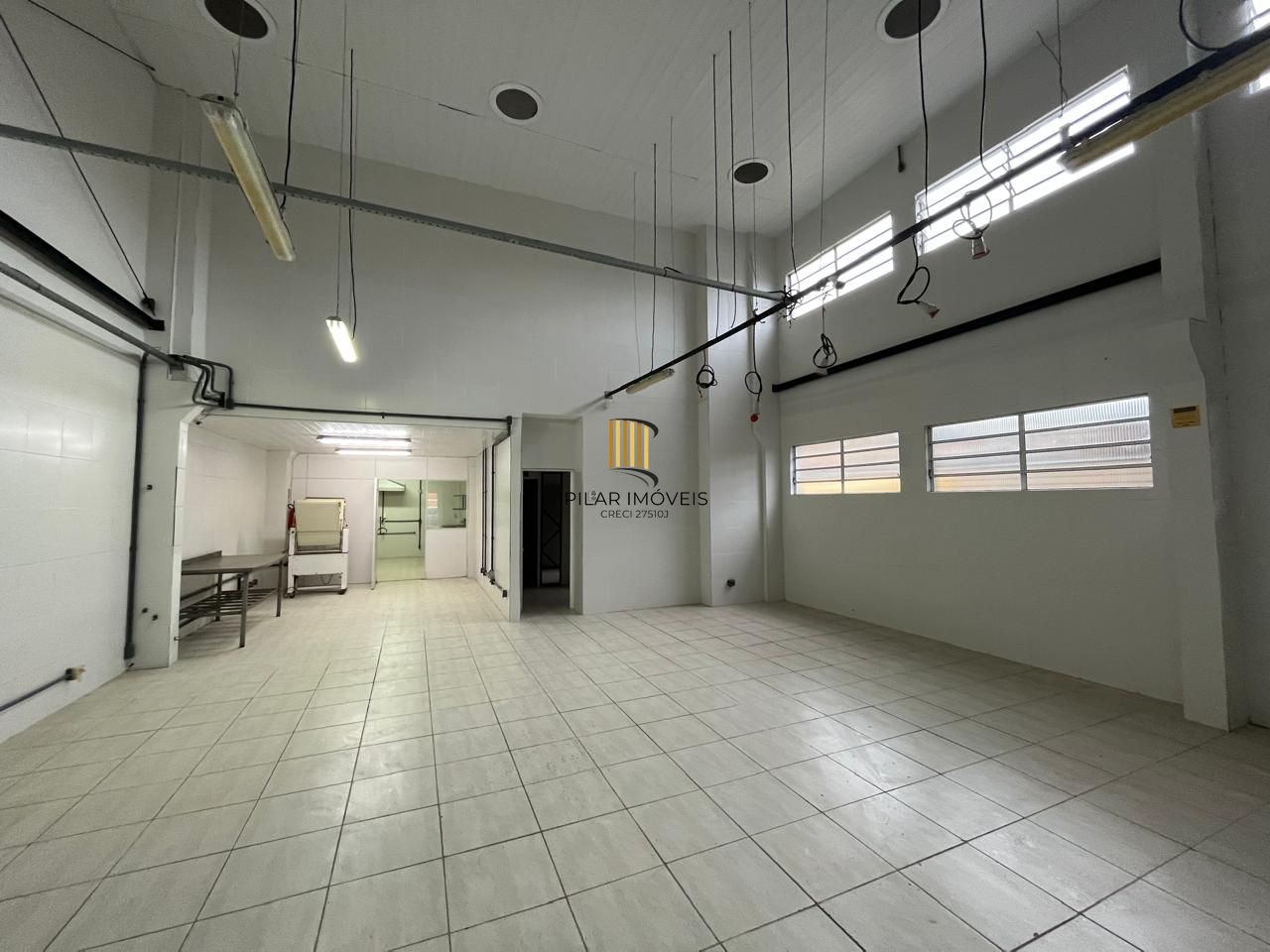Prédio Comercial à venda com 5 salas, 400m², 6 vagas, Rua Laudelino Freire no bairro Sarandi em Porto Alegre