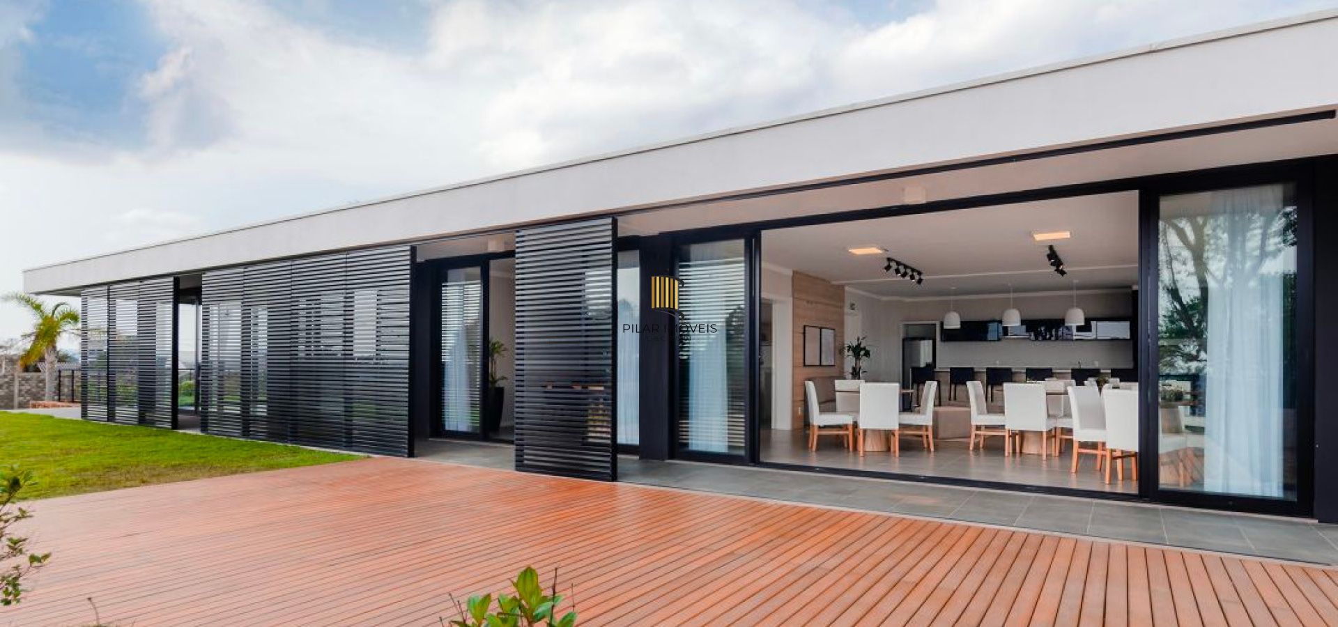 Casa em condomínio com 3 dormitórios, suíte e 2 vagas.