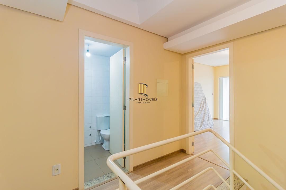 Casa com 3 dormitórios, suíte, lavabo e amplo pátio.