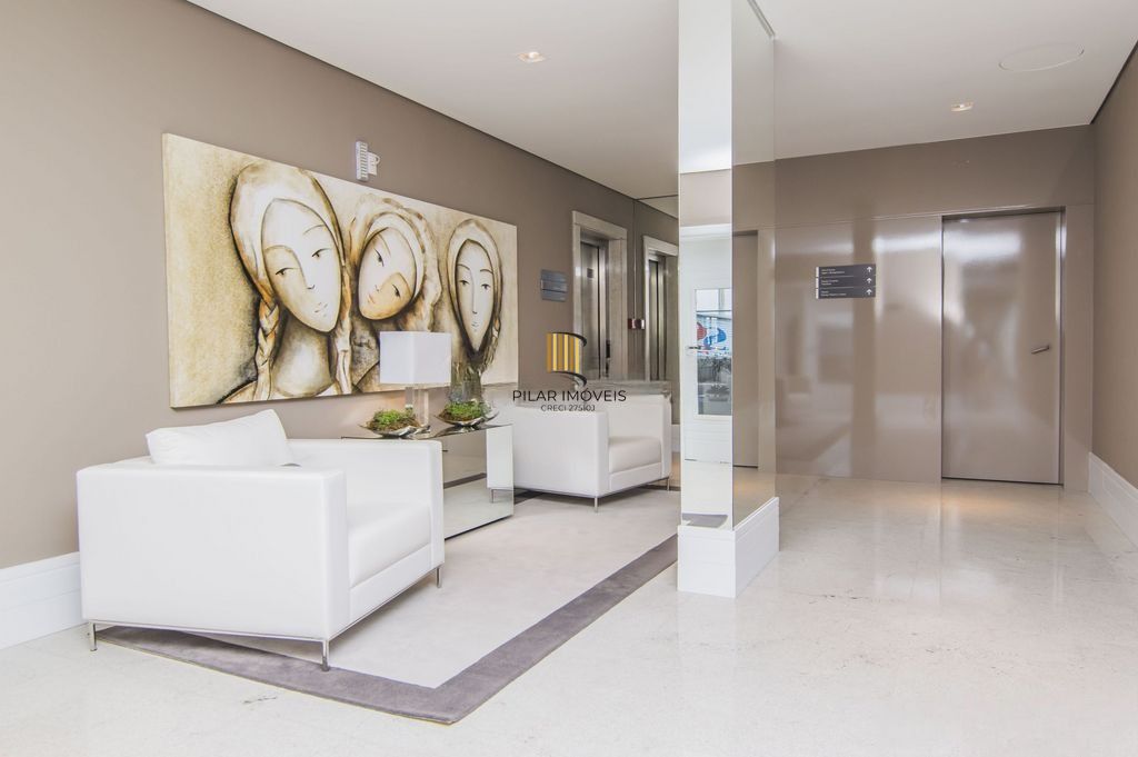 Amplo apartamento com 3 suítes, lavabo, lareira e 2 vagas individuais.