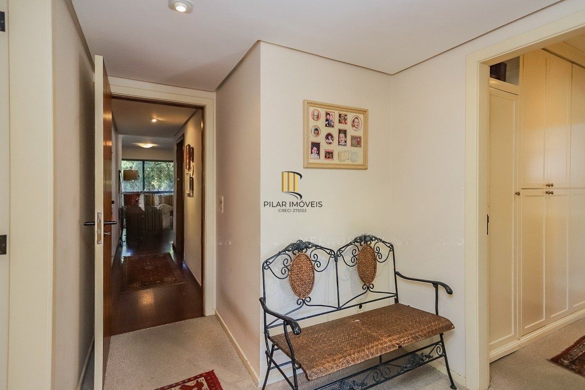 Apartamento com 3 dormitórios, suíte, 2 vagas e varanda com churrasqueira.