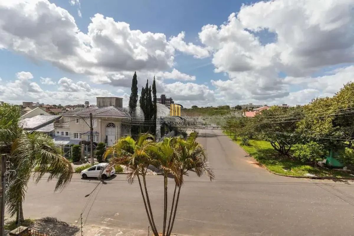 Casa térrea com 5 dormitórios, 2 suítes, 3 vagas.