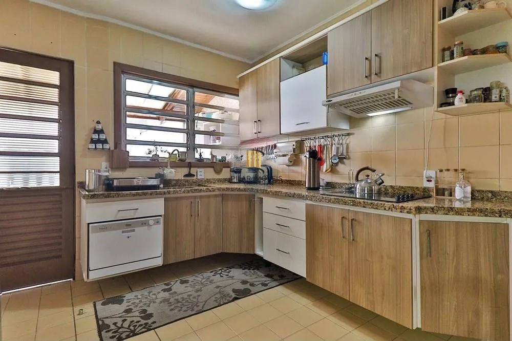 Casa térrea com 2 dormitórios, lavabo, espaço gourmet e 2 vagas.
