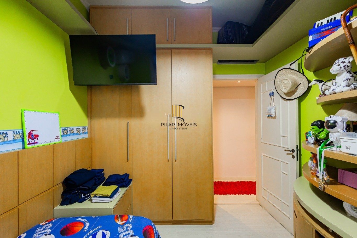 Amplo apartamento semimobiliado com lareira e 2 vagas