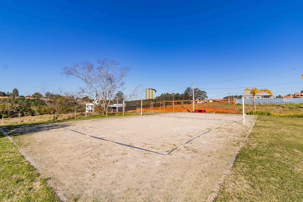 Casa em condomínio com 3 dormitórios, 2 suítes, churrasqueira, lareira e 2 vagas.