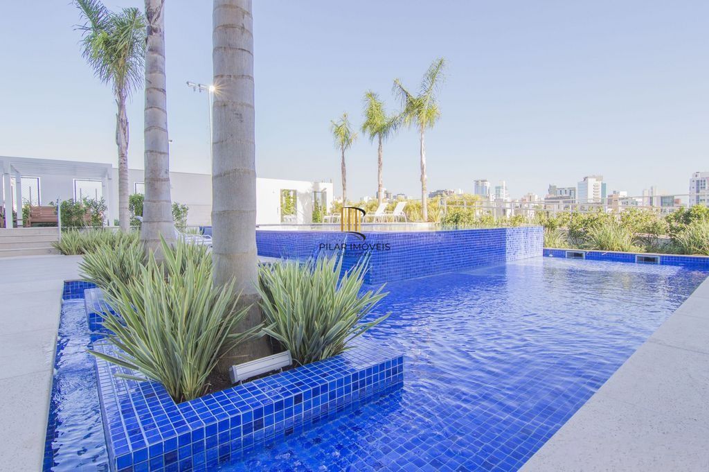Amplo apartamento com 3 suítes, lavabo, lareira e 2 vagas individuais.