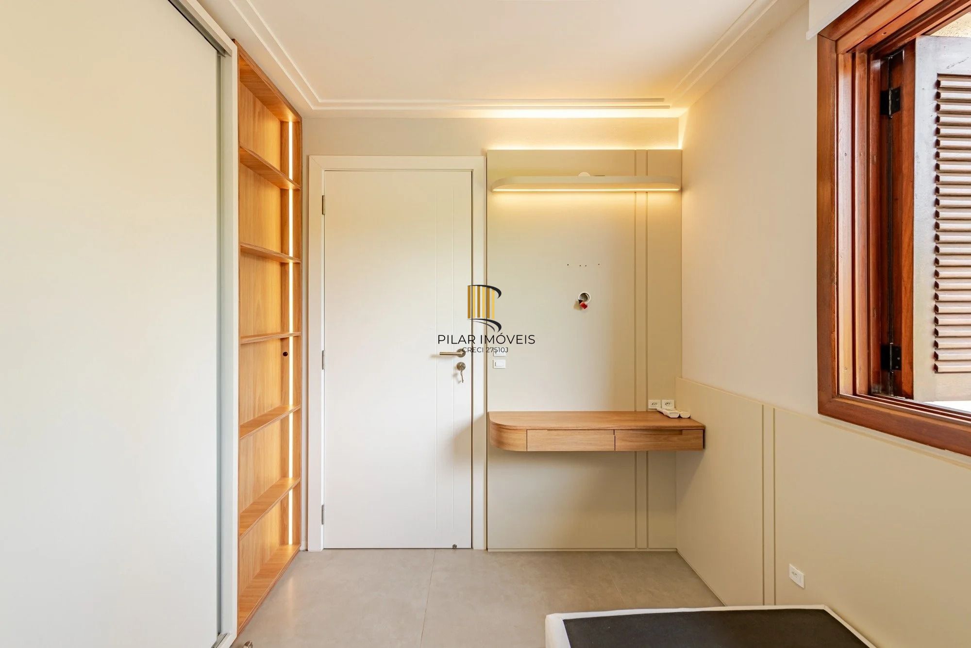 Casa em condomínio com 3 dormitórios, suíte e 3 vagas.