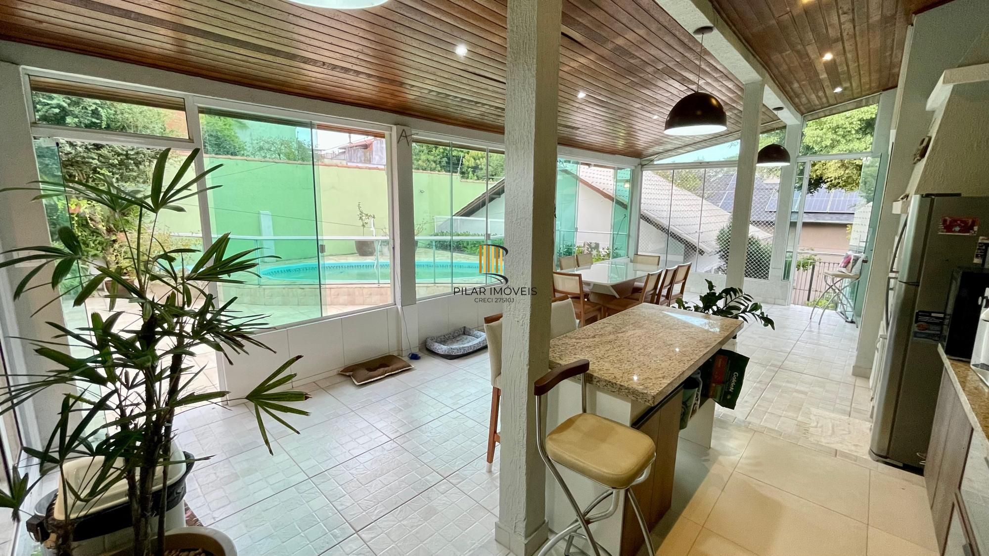 Casa térrea 100% mobiliada com 3 dormitórios, suíte, piscina e 3 vagas.