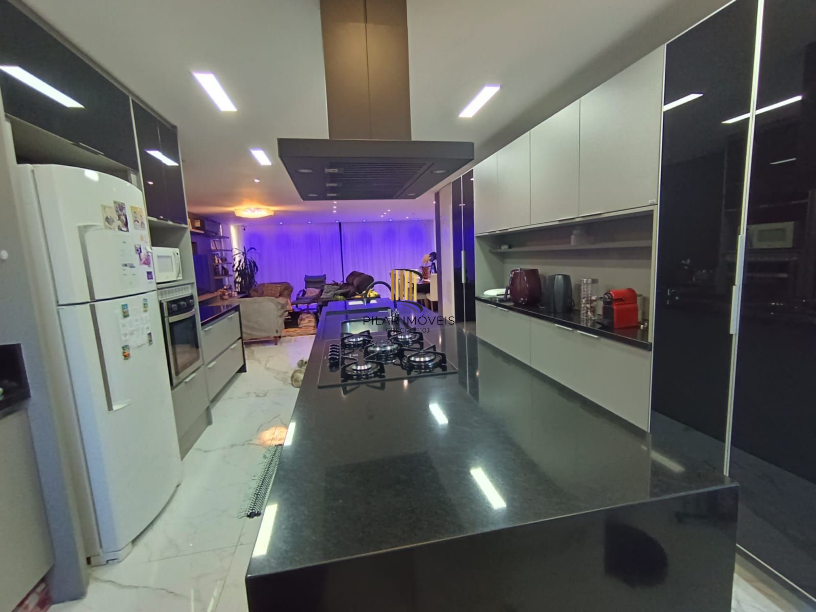 Apartamento espaçoso com 3 suítes e 4 vagas no Jardim Lindóia