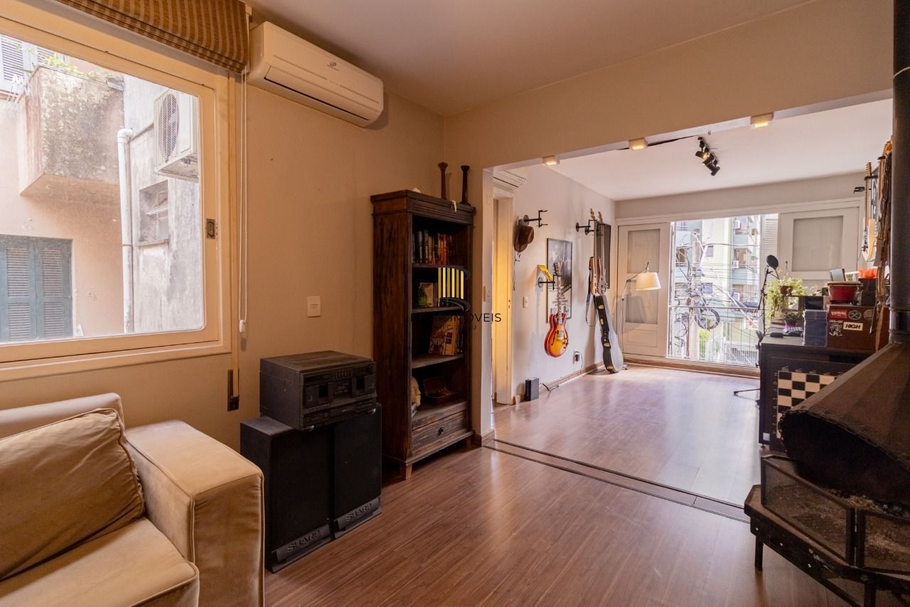 Apartamento de 2 dormitórios, transformado em 1, totalmente reformado.