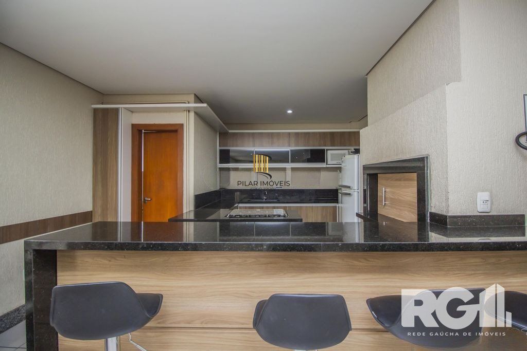 Apartamento com 3 dormitórios, 1 suíte, lavabo, 2 vagas cobertas, semimobiliado, churrasqueira e lareira.