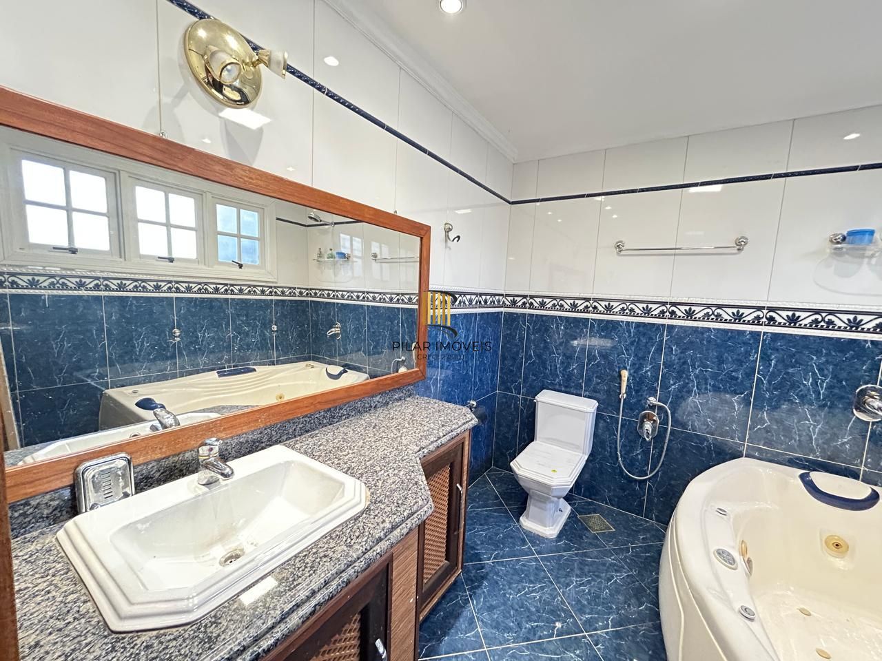 Casa 8 dormitórios, 5 banheiros e 6 vagas no Bairro São João Porto Alegre