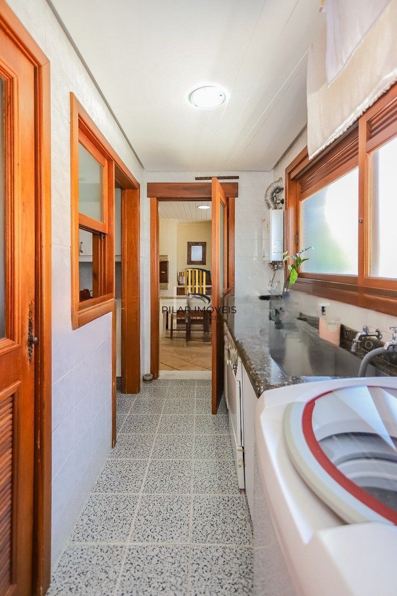 Apartamento com 3 dormitórios, suíte, 2 vagas e varanda com churrasqueira.