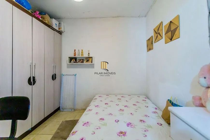 Casa térrea com 3 dormitórios, amplo pátio e 2 vagas de garagem cobertas.